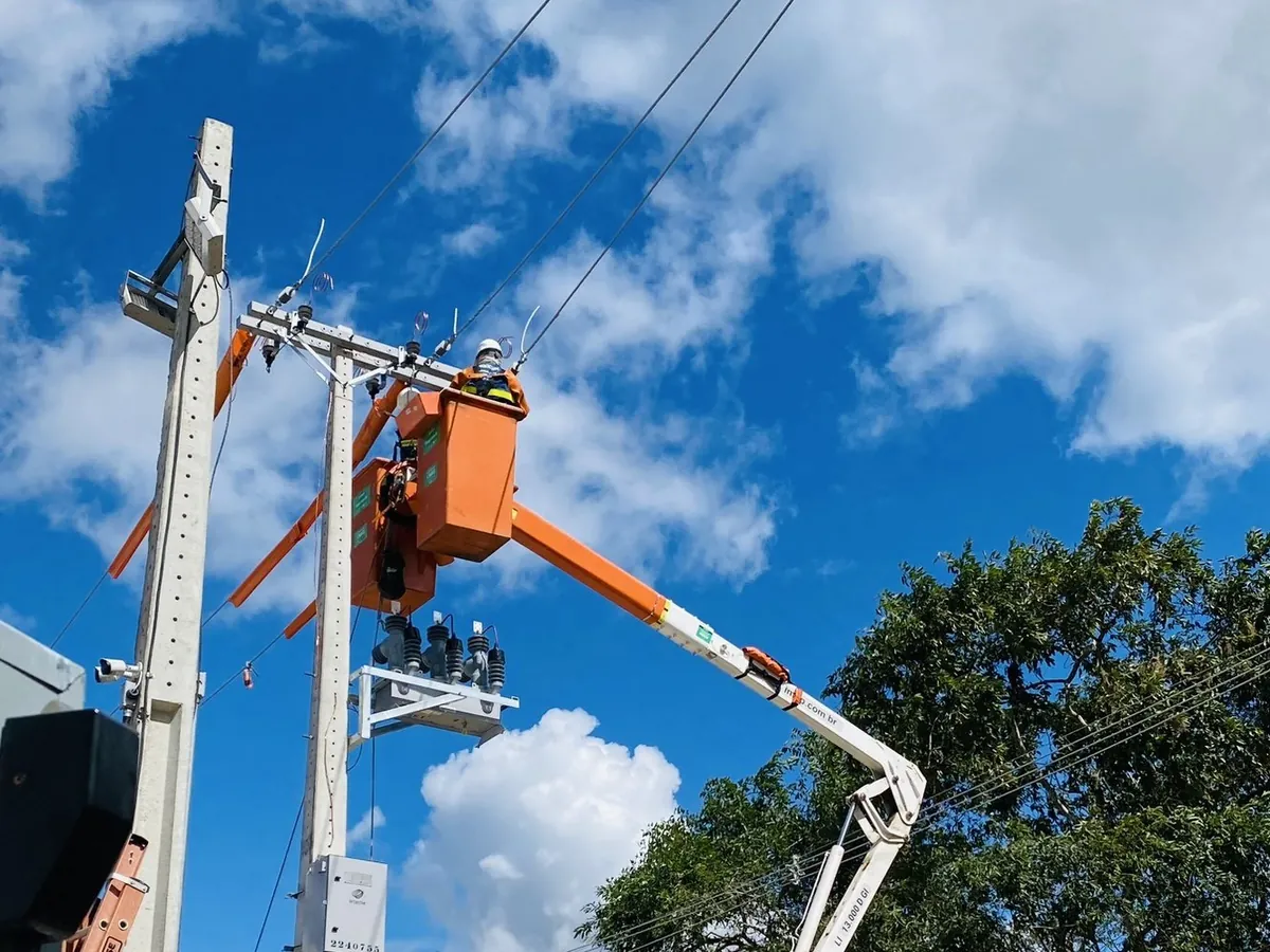 Cesto aéreo na estrutura de entrada de média tensão da base da GNLink, em Itabuna