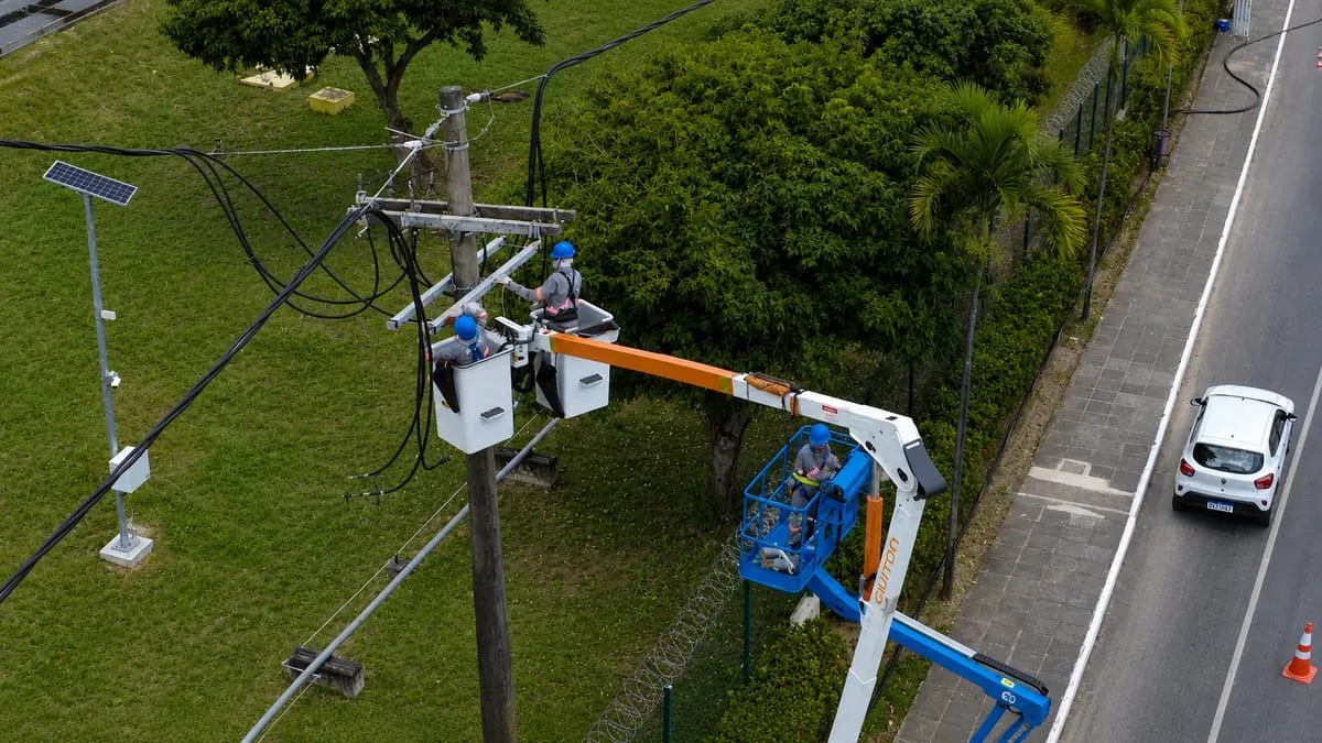 Construção de rede de distribuição de média tensão